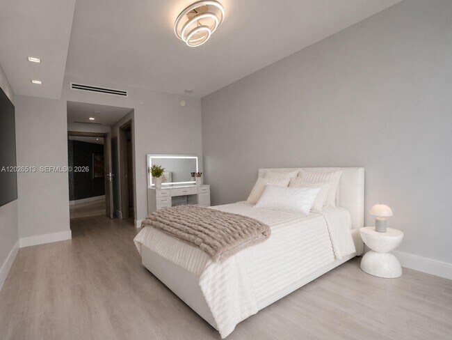 Building Photo - 17111 Biscayne Blvd