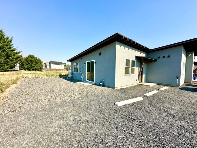 Building Photo - 121 E 26th Ave