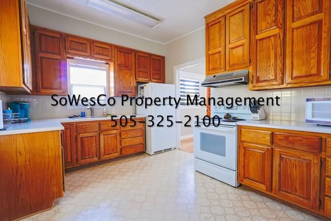 Building Photo - Charming Fully Furnished 2 Bedroom Home with Spacious Yard