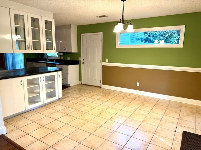 Building Photo - Classic Three Bedroom Home in Hilton Head ...