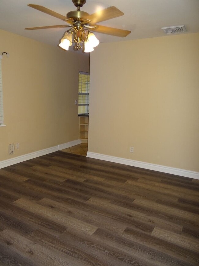 Building Photo - Centrally located home in St Pete - Move I...
