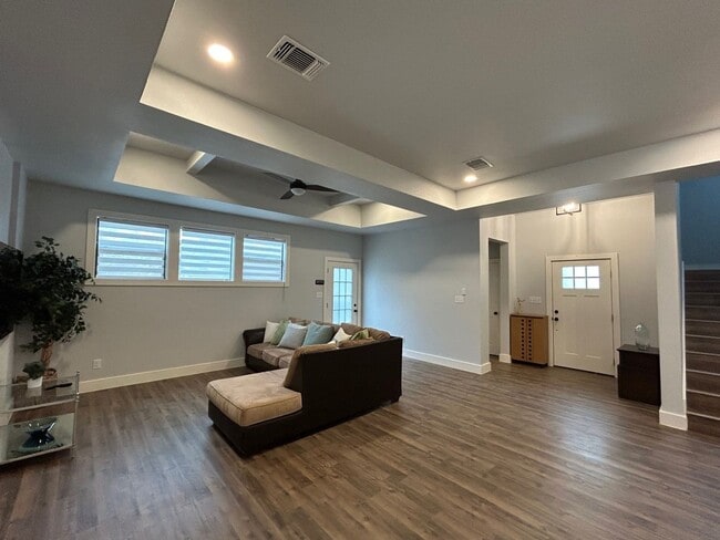 Building Photo - 2BED / 1BATH Condo/Townhome For Lease! Available NOW!