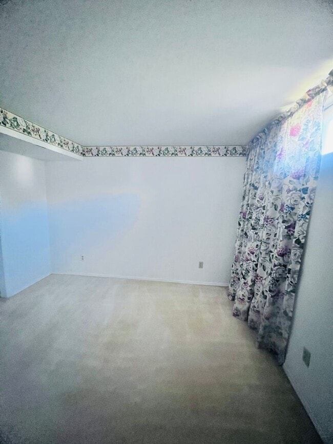 Building Photo - Perfect Nestled Condo Call Now!