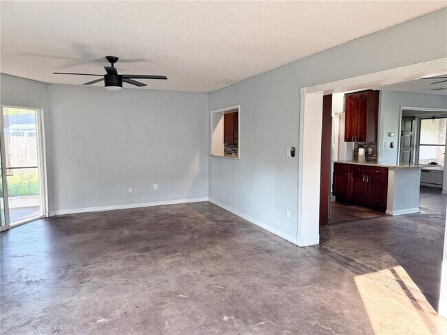 Building Photo - 912 Carvell Dr