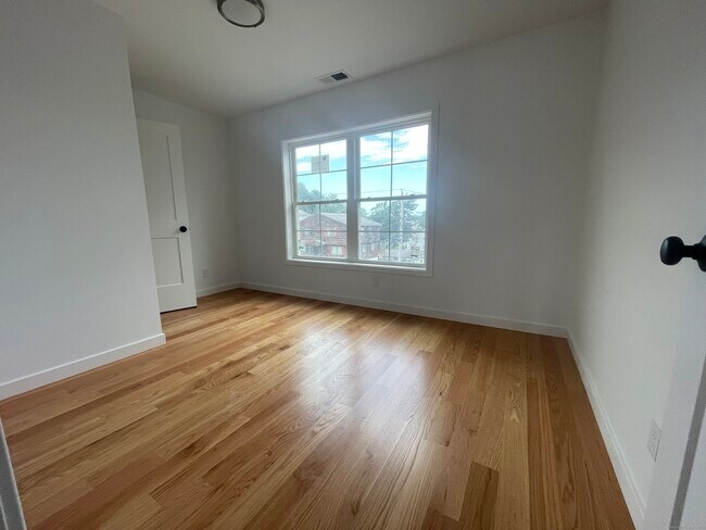 Building Photo - 350 Pleasantview Ave