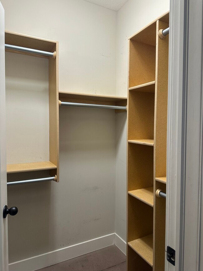 Building Photo - 4723 N Hillside Ct