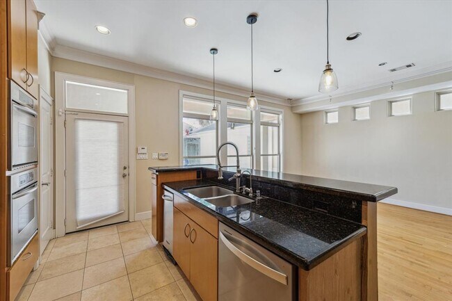 Building Photo - 5512 Val Verde St