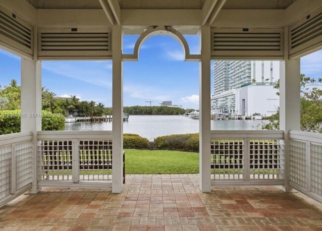 Building Photo - 16500 Collins Ave