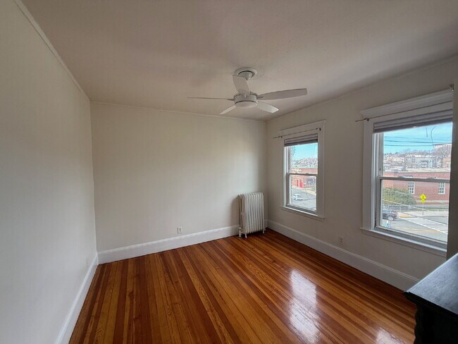 Building Photo - Available NOW! Spacious & Modern 2 Bedroom unit ready for move in!