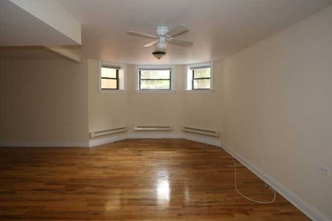 Building Photo - 1133 W Oakdale Ave