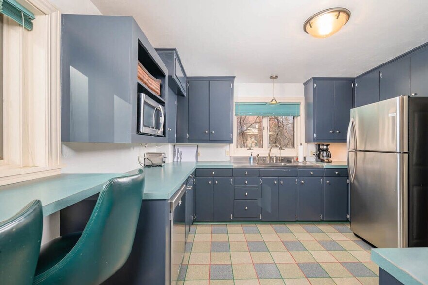 Building Photo - 1500 Palisades Dr