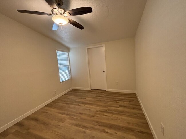 Building Photo - 5650 Ensenada Way