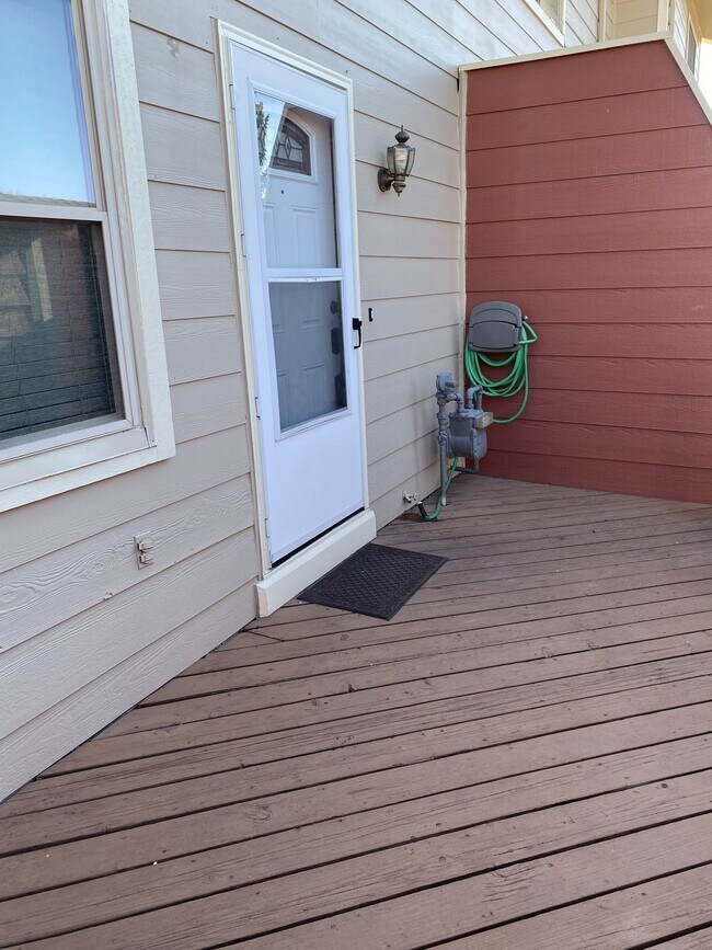 Building Photo - 2 bedroom westside - Rockrimmon