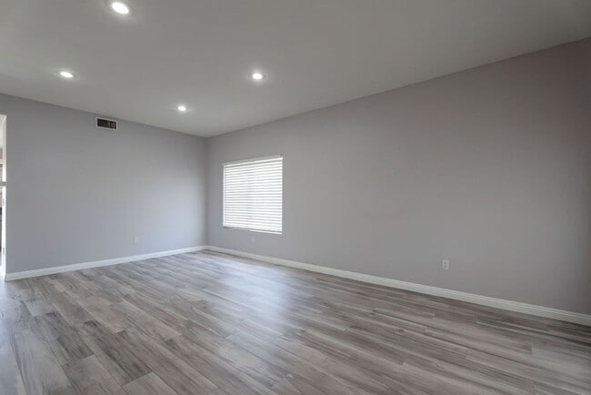 Building Photo - 1109 Devon Downs Ave