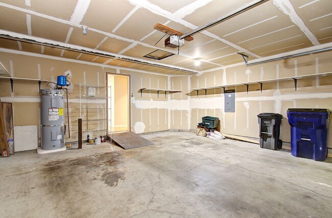 Building Photo - Welcome to this charming 2 bedroom, 2 bath...