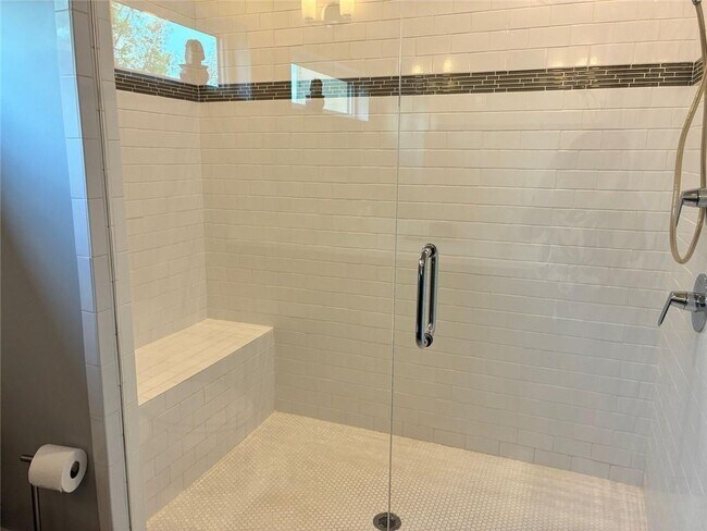 Building Photo - 623 Irwin St NE