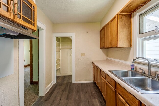 Building Photo - Cute 3 Bedroom 1 Bath House Located in Wes...
