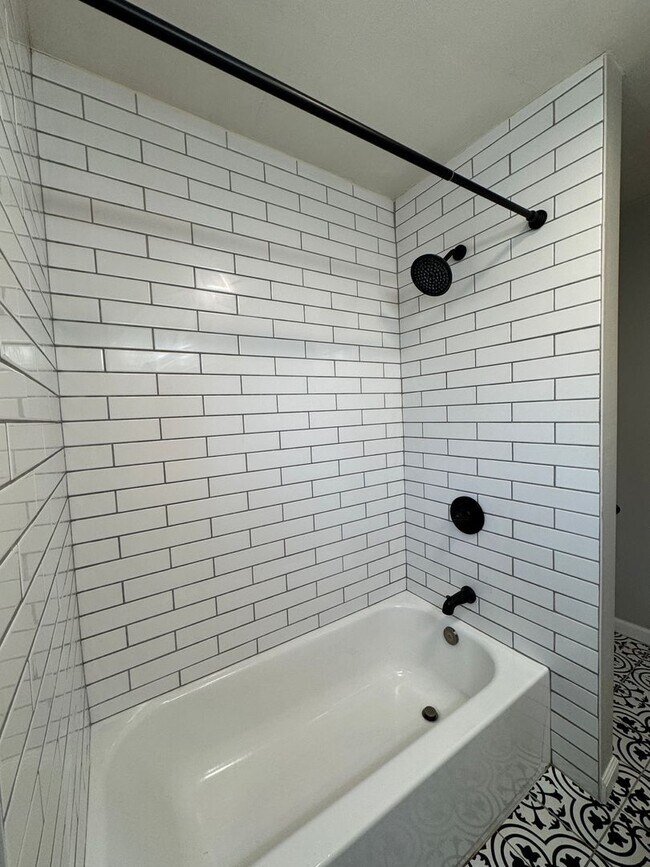 Building Photo - Beautiful Freshly Renovated 2bd 2ba House