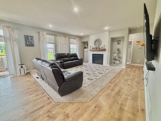 Building Photo - Stunning 5bed/3 1/2 bath Home in Shakopee!