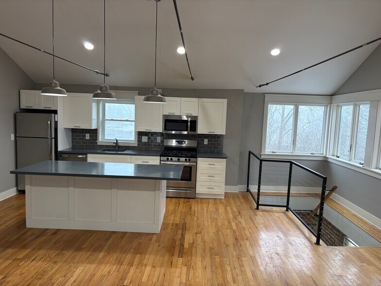 Building Photo - 115 N Maple St