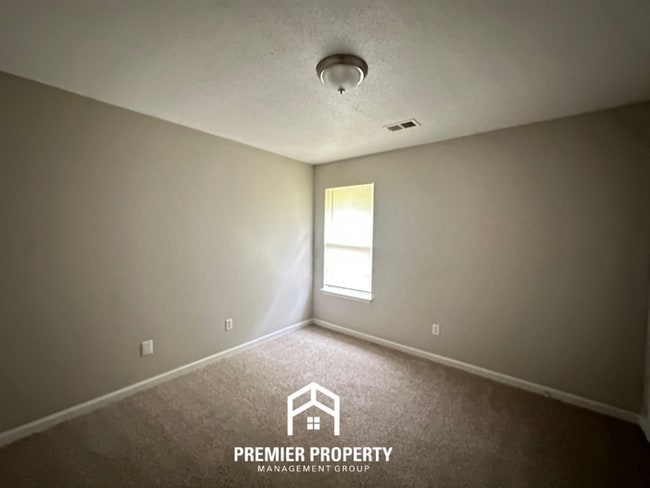 Building Photo - Modern Cordova Cove Living | 3BR/2BA with High Ceilings, Stone Fireplace & Garage