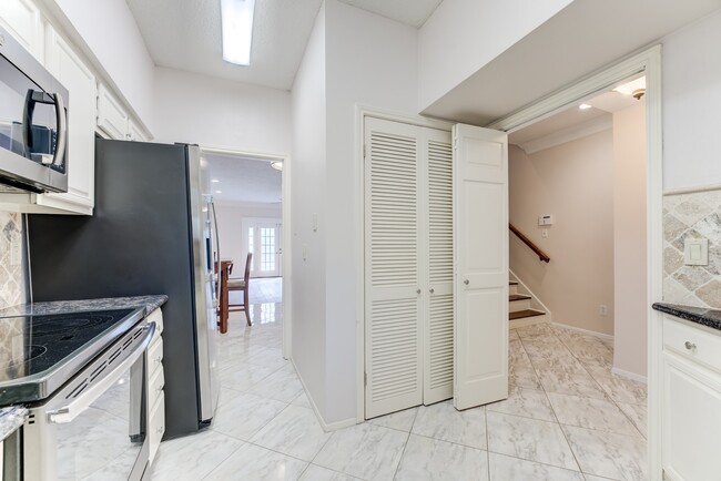 Building Photo - 1039 Fountain View Dr