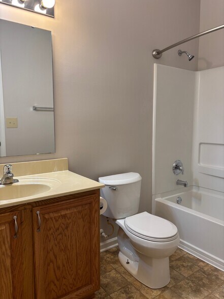 Hall Bath - 11266 Black Gold Dr