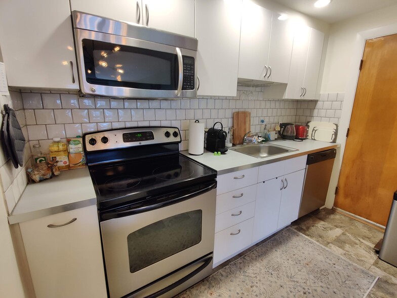 Kitchen - 11 Commonwealth Ct