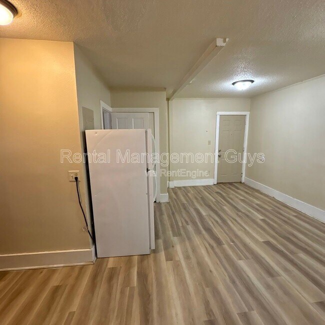 Building Photo - 65 George St E