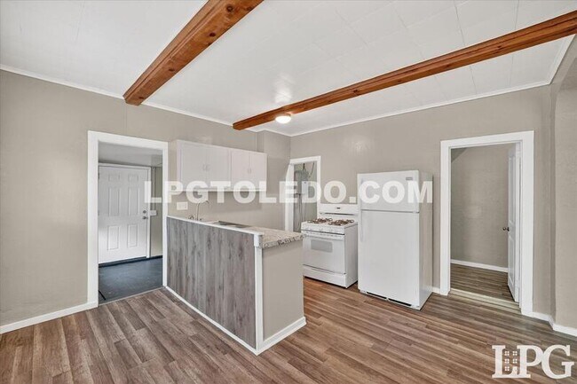 Building Photo - 3905 Peru St