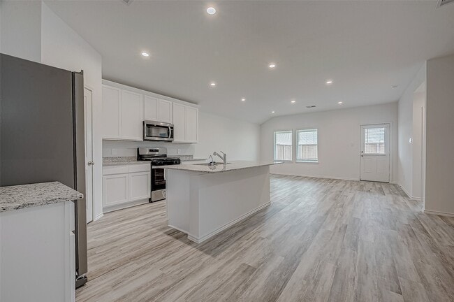 Building Photo - 5034 Balcolm Dr