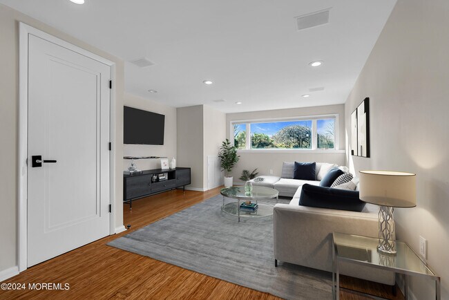 Building Photo - 215 Hollywood Ave