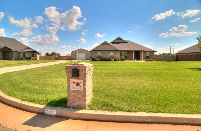 Building Photo - 3 Bed, 2 Bath Home with Bonus Office and  ...