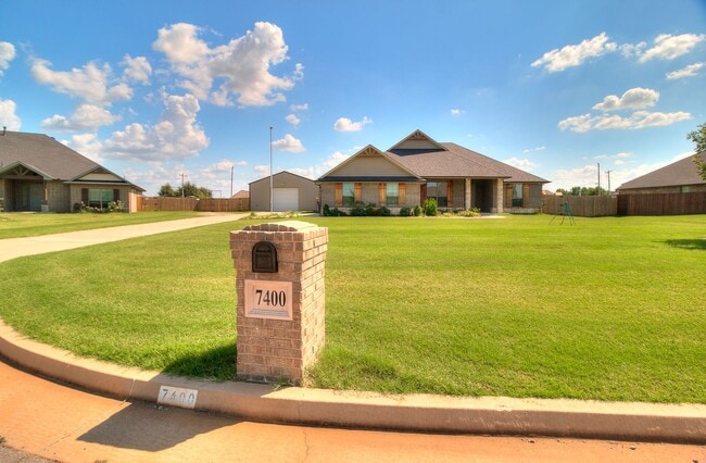 Building Photo - 3 Bed, 2 Bath Home with Bonus Office and  Huge Workshop