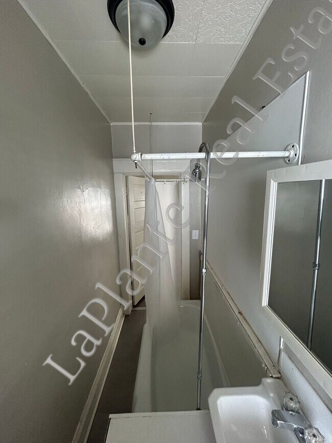 Building Photo - Comfortable Single-Family Home for Rent