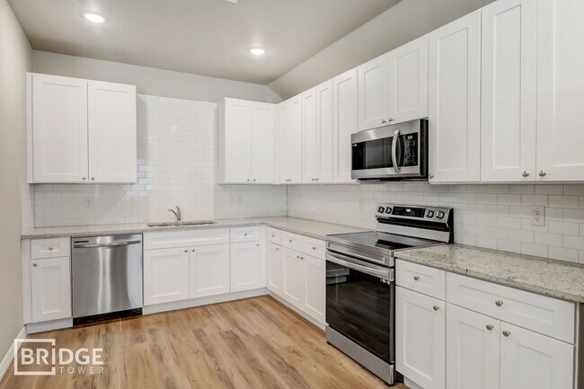 Building Photo - 1008 E Golden Ln