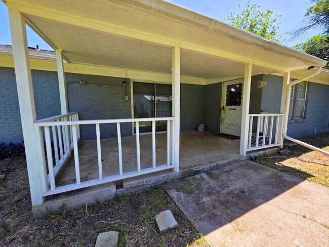 Building Photo - 209 Eller Ave