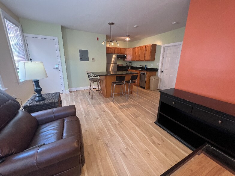 Building Photo - 81-83 America St