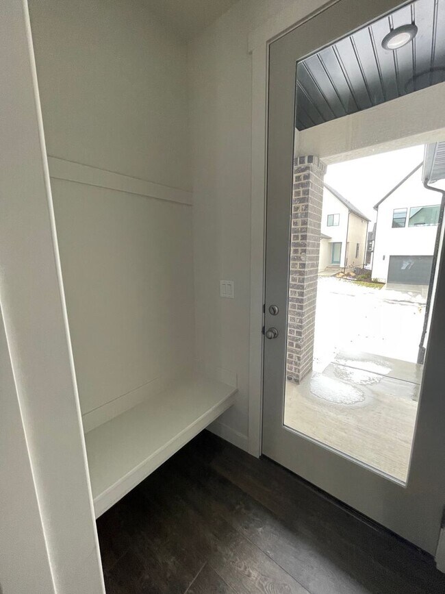 Building Photo - 4380 Bergen Ln