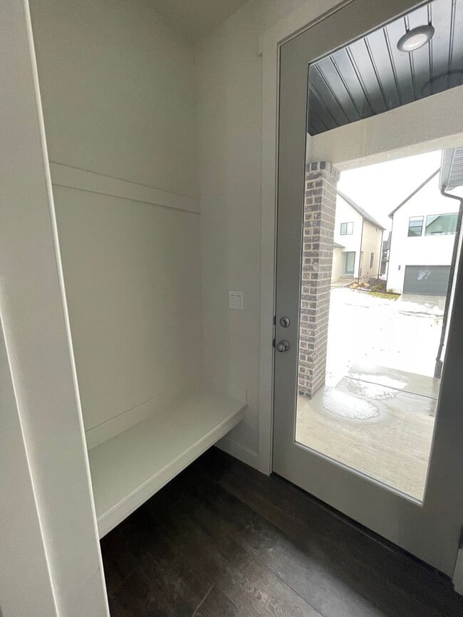 Building Photo - Modern home!