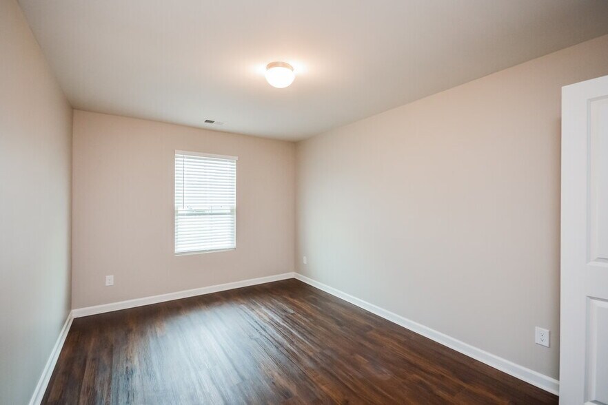 Building Photo - 612 Moorings Ave
