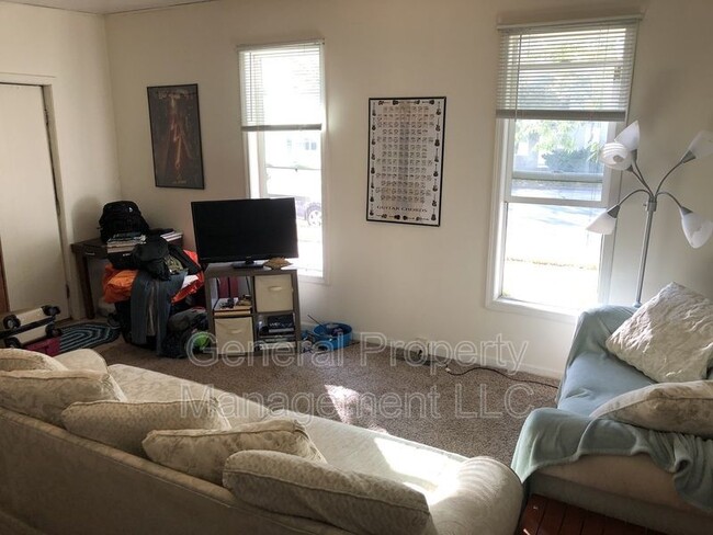 Building Photo - 1 bed 1 bath on Water St available June 1s...