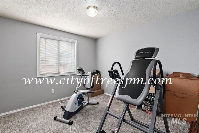 Building Photo - Fantastic 4 bed 2 Bath, 3 Car Garage with ...