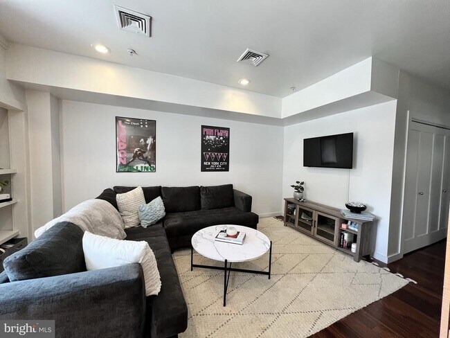 Building Photo - 258 S 18th St