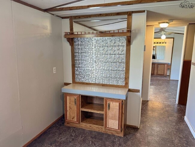 Building Photo - 314 W 6th St