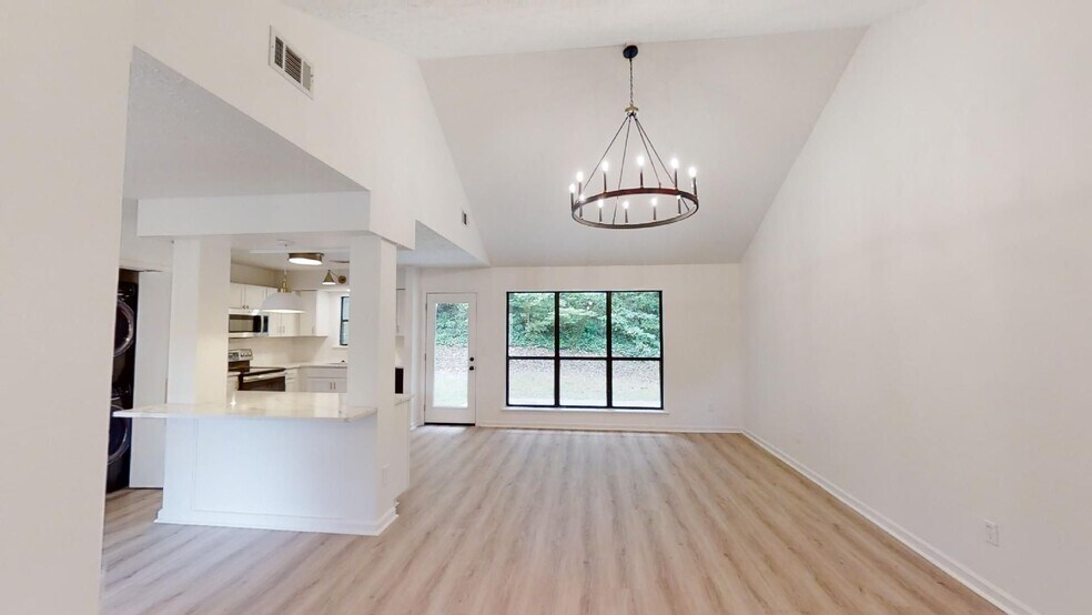 Building Photo - N Cedarbrook Bungalow