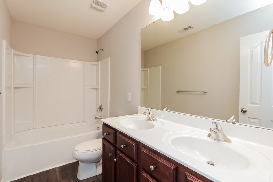 Building Photo - 2836 Westbury Ct