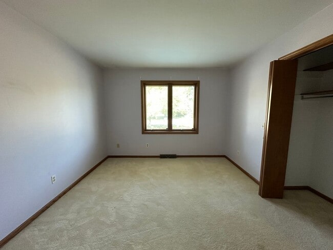 Building Photo - Large Home in Forest Hills School District