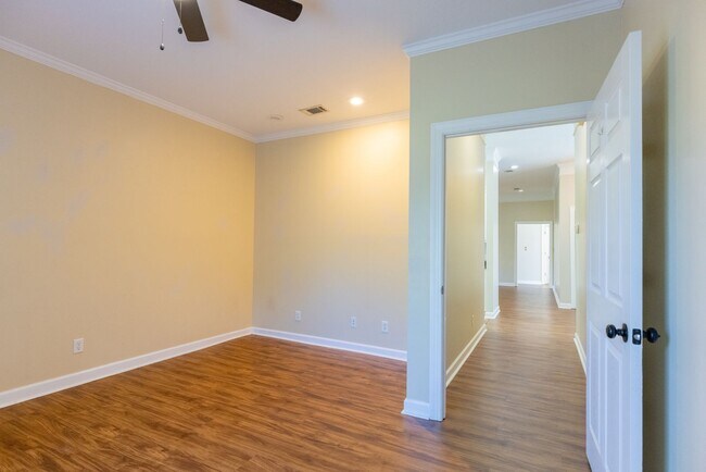 Building Photo - 4004 Grey Oak Dr