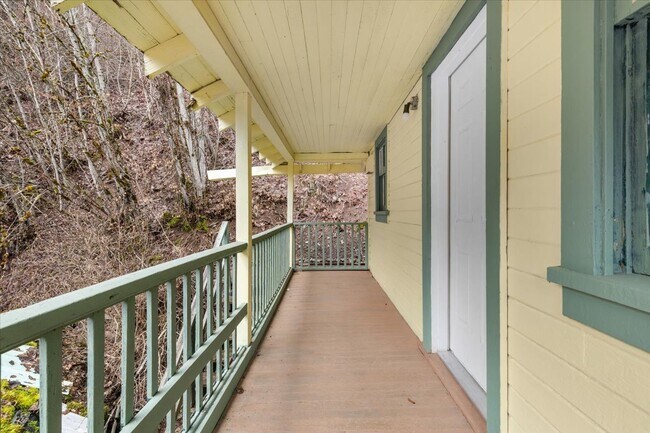 Building Photo - 1144 Canyon Ave